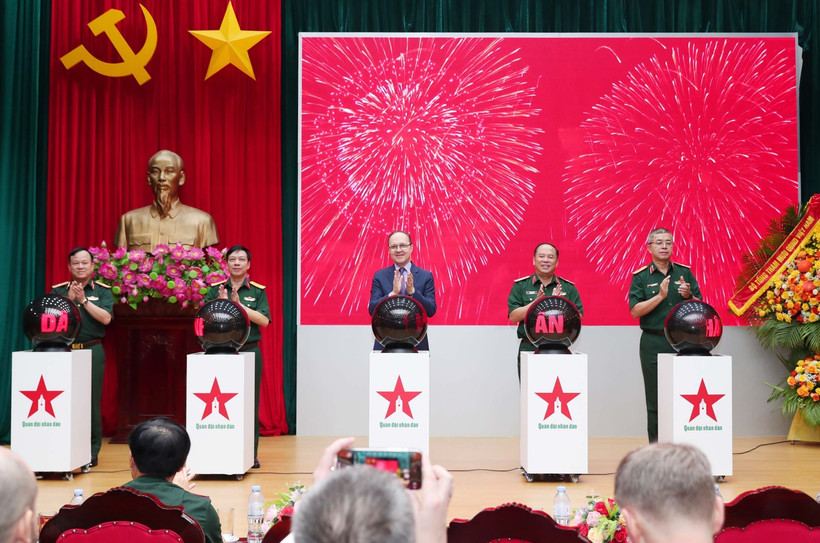 代表们按下启动按钮，标志着《人民军队报》新闻网俄语版的上线。图自越通社