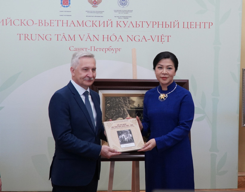 越共中央总书记夫人吴芳璃向俄越文化中心赠送书籍。图自越通社