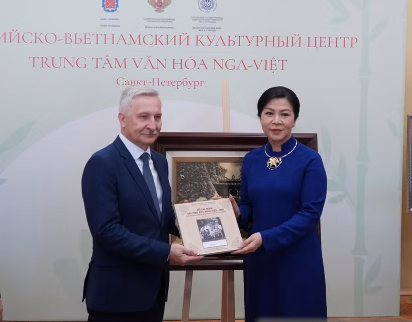 越共中央总书记夫人吴芳璃向俄越文化中心赠送书籍。图自越通社