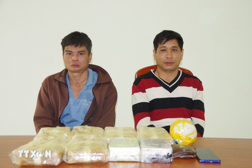 两名嫌疑人和赃物。图自越通社