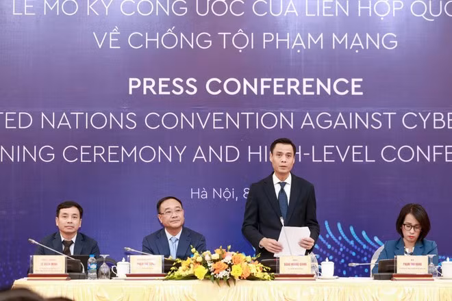 越南外交部副部长邓黄江在国际记者会上发表讲话。图自Vietnam+