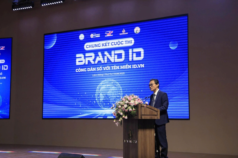 越南互联网中心代表在“BrandID——公民数字身份与id.vn域名”网站设计大赛决赛上发表讲话。图自互联网