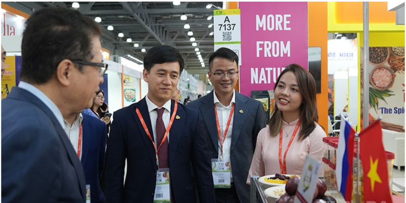 越南驻俄罗斯大使邓明魁参观越南企业的展位。图自越通社