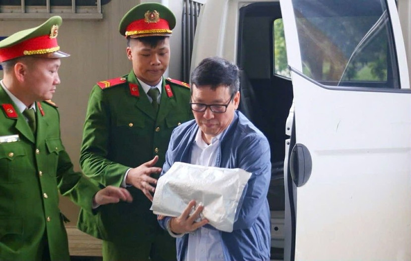 合并前的永福省人民委员会原主席黎维成被押解至法庭出庭受审。图自越通社