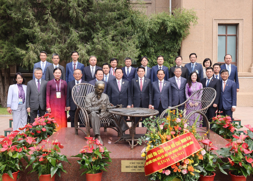 越南国家主席梁强与越南驻华大使馆干部人员合影。图自越通社