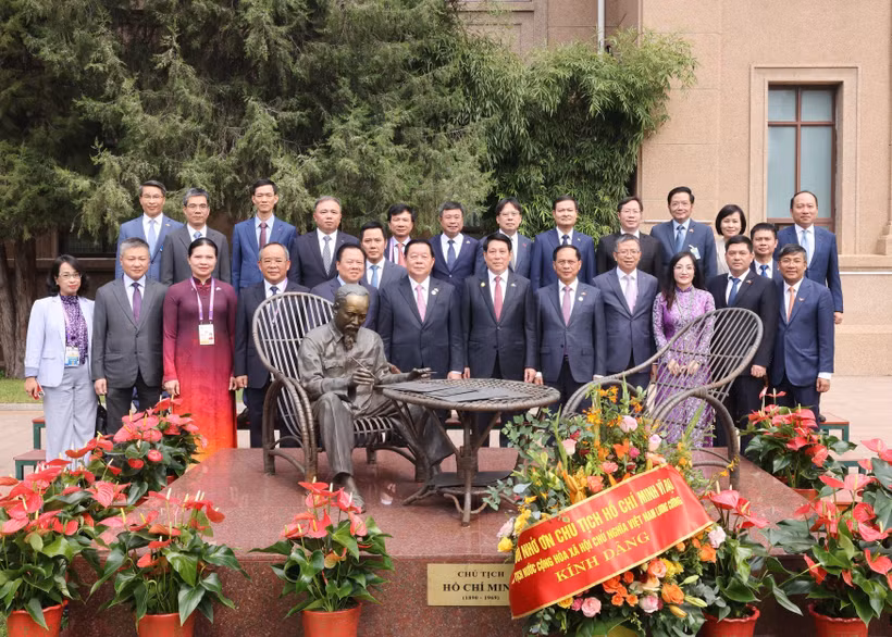 越南国家主席梁强与越南驻华大使馆干部人员合影。图自越通社