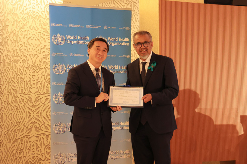 世界卫生组织总干事谭德塞（Tedros Adhanom Ghebreyesus）向越南颁发消除沙眼的认证。图自越通社