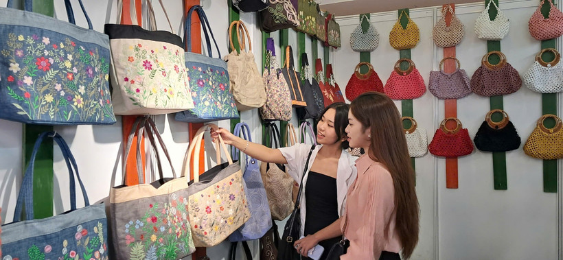 游客参观此展上的手工艺品。图自越通社