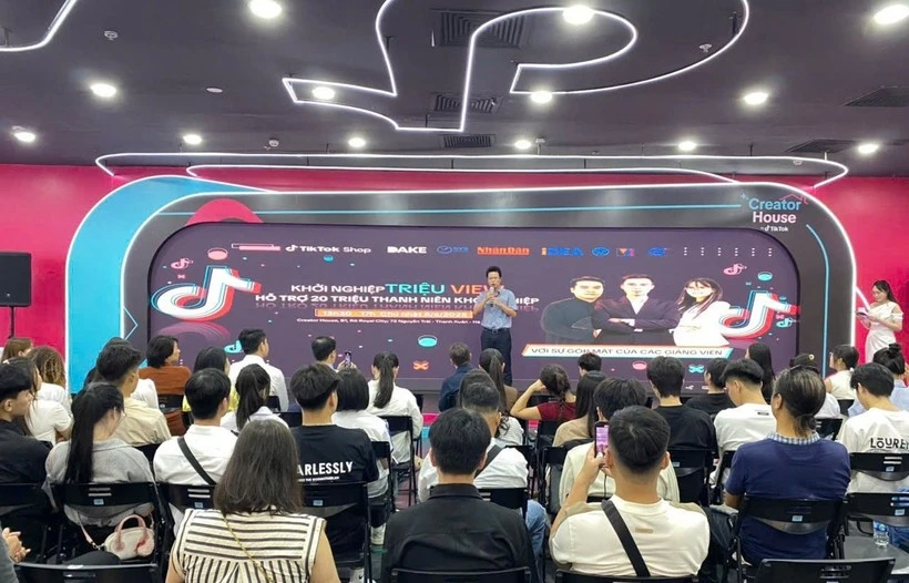 “数字扫盲——一起学习AI”社区培训项目。图自《人民报》