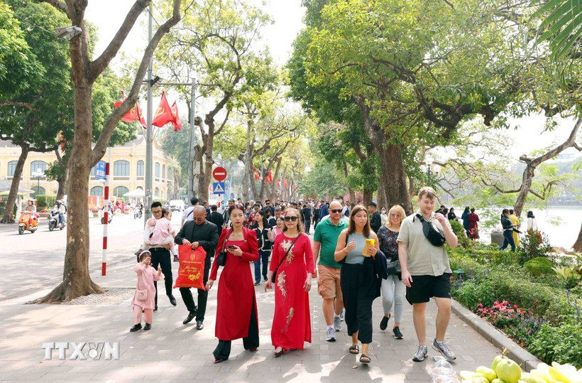 游客参观还剑湖。图自越通社