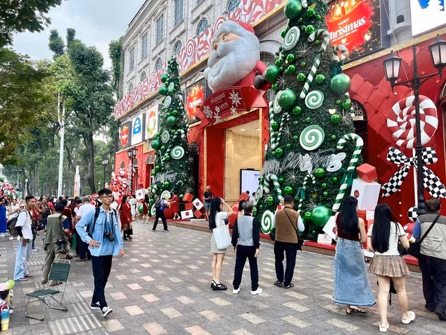 胡志明市圣诞节气氛不仅体现在教堂和每户家庭之中，更弥漫在大街小巷和社区生活的每一个角落。图自《政府报》
