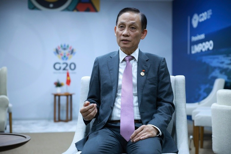 越共中央委员、外交部长黎怀忠接受媒体记者的采访。图自越通社