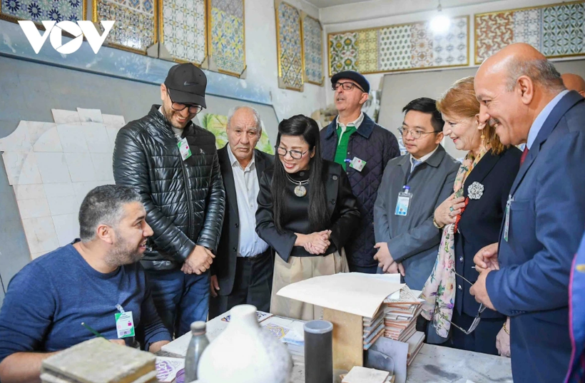 范明政夫人黎氏碧珍听取 El Biar 儿童保护中心领导介绍关于中心活动情况。图自《 越南之声广播电台》