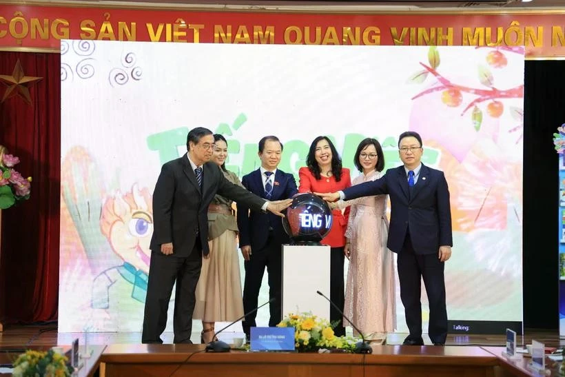 越南外交部副部长黎氏秋姮（左四）和代表们出席由越南电视台VTV4频道和越南教育出版社联合举行的“奇妙越南语”节目开播仪式。图自Vietnam+