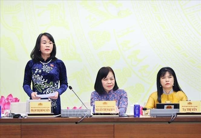 国会财政经济委员会专职代表范氏红燕回答记者提问 图自《人民代表报》