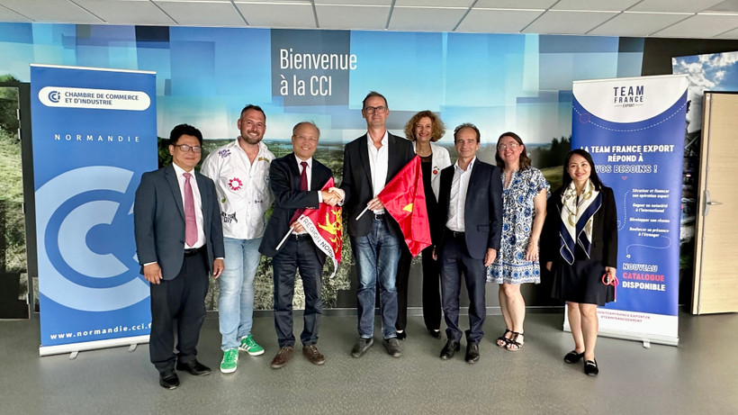 越南驻法国大使馆工作代表团与诺曼底企业代表合影。图自越通社