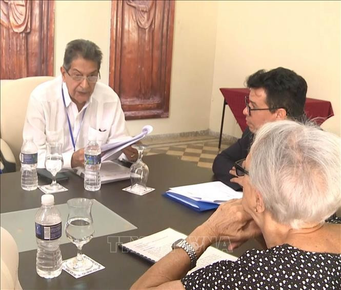 前古巴驻越大使、古巴—越南友好协会副主席弗雷德斯曼·图罗·冈萨雷斯在关于越老关系的研讨会上发表讲话。图自越通社