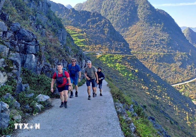 外国游客探索宣光省。图自越通社