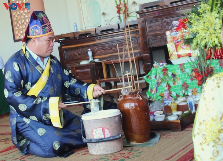 对芒族人而言，巫师是芒巫演唱的执行者。图自《越南之声》