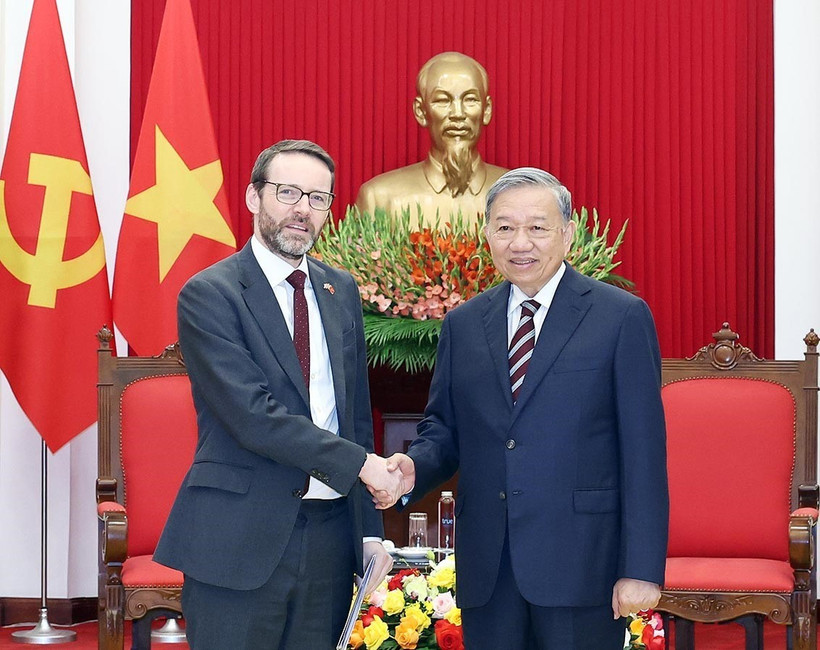 越共中央总书记苏林于10月17日会见英国驻越南大使伊恩·弗鲁。图自越通社