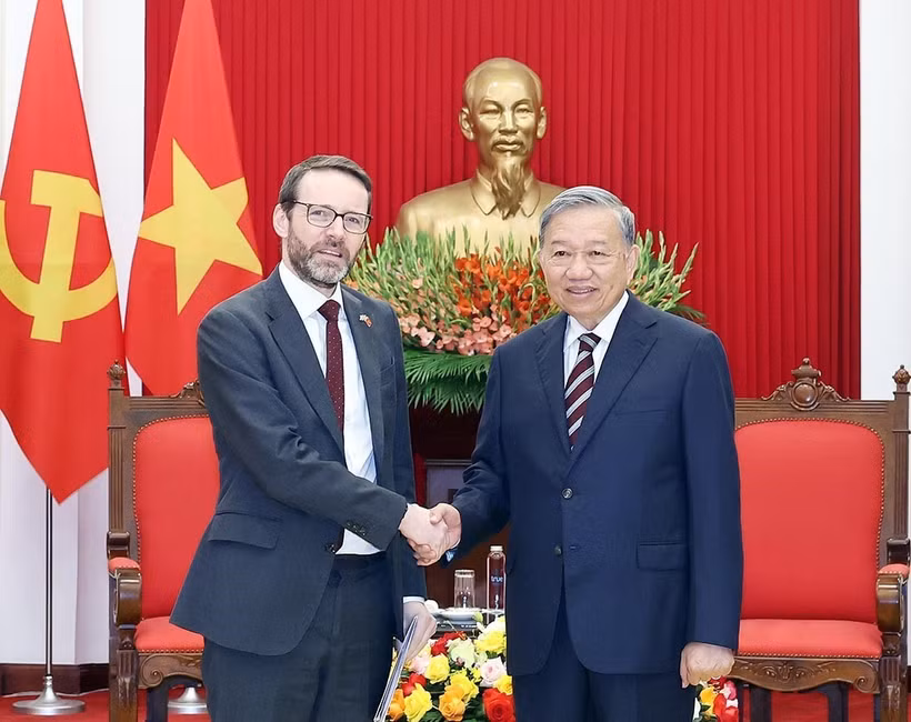 越共中央总书记苏林于10月17日会见英国驻越南大使伊恩·弗鲁。图自越通社