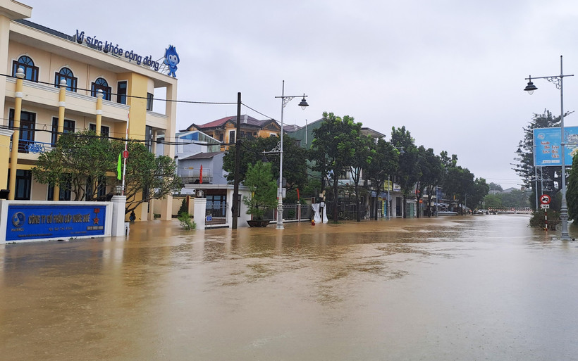 顺化市裴氏春路路面积水严重。图自越通社