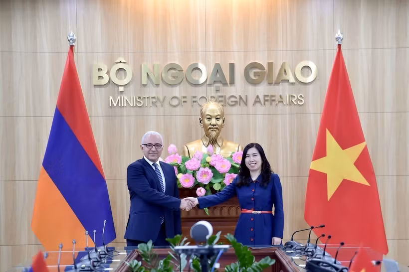 越南外交部副部长黎氏秋姮与亚美尼亚外交部副部长姆纳察坎·萨法良共同主持越南—亚美尼亚政治磋商。图自越通社