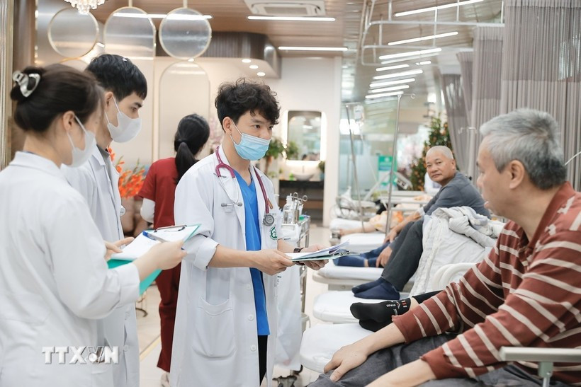 保护、关怀和改善人民群众健康水平是首要任务。图自越通社