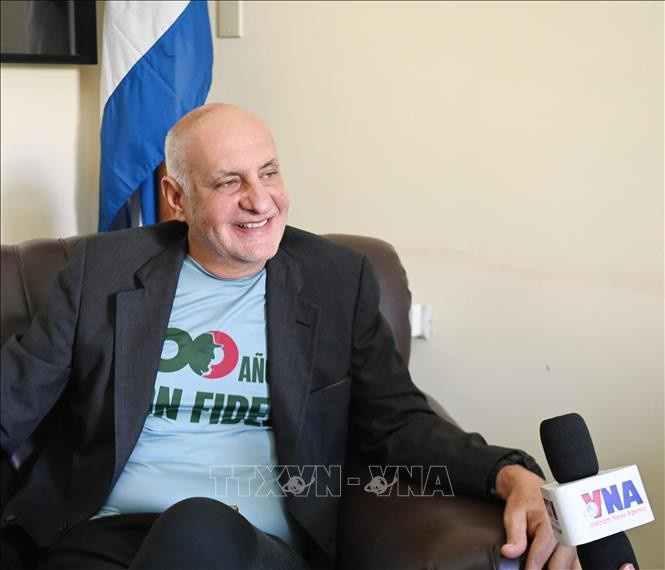 古巴记者联盟(UPEC)主席里卡多·龙基略接受越通社记者的采访。图自越通社