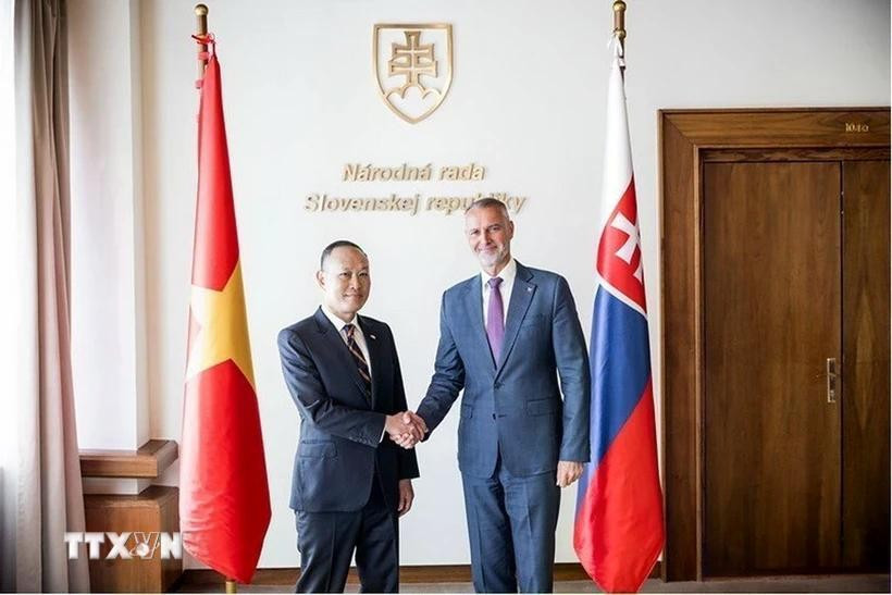 斯洛伐克国民议会议长里哈德·莱希亲切会见越南驻斯洛伐克大使范长江。图自越通社