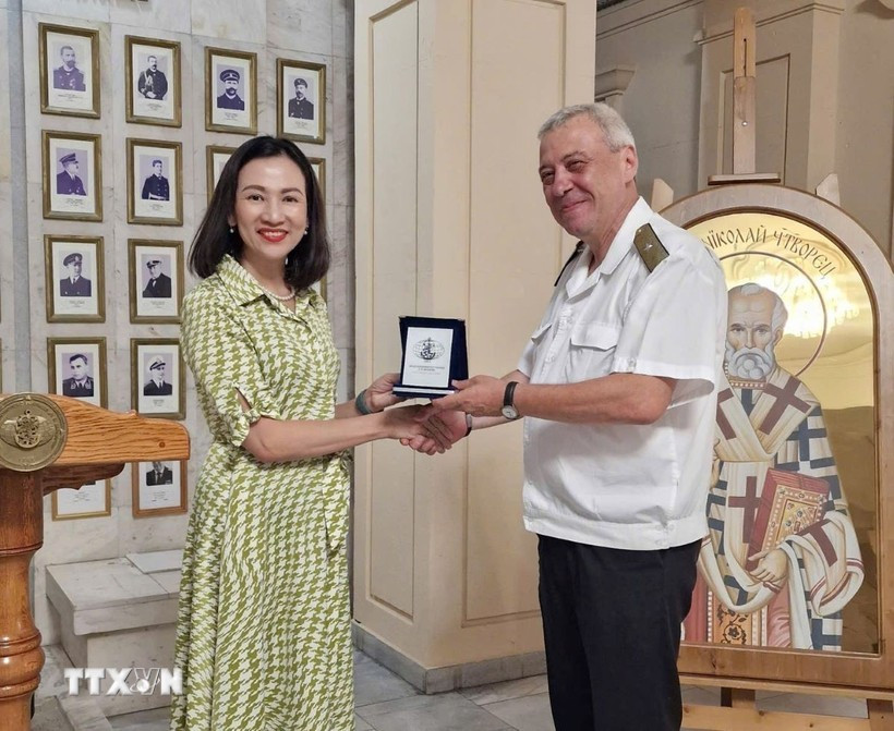 越南驻保加利亚大使阮氏明月与瓦普察洛夫海军学院院长卡林·卡利诺夫海军上将合影。图自越通社
