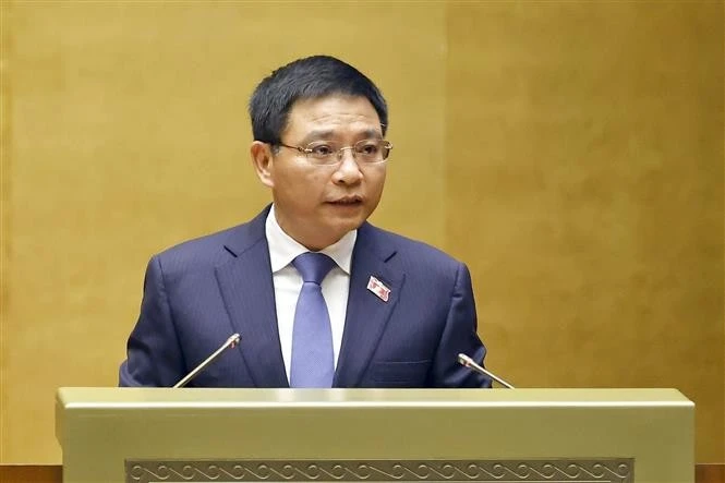 越南财政部部长阮文胜回答国会代表的质询。图自越通社