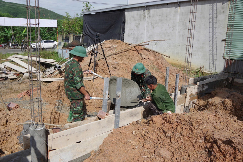 顺化市军事指挥部第6团战士们帮助人民建设新房。图自越通社