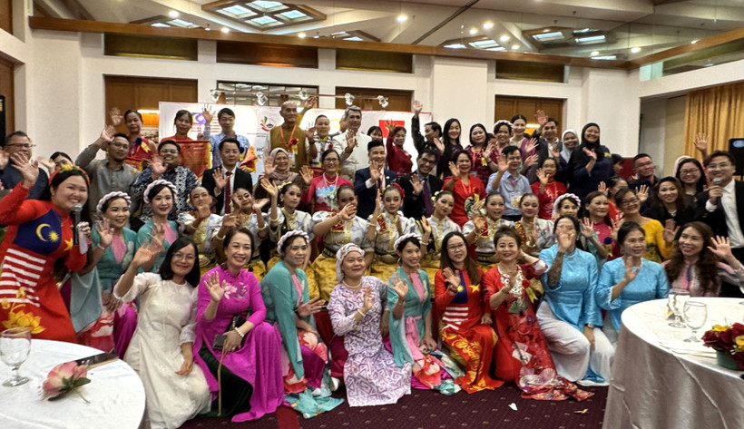 参会代表、艺术家们以及双方嘉宾合影。图自越通社