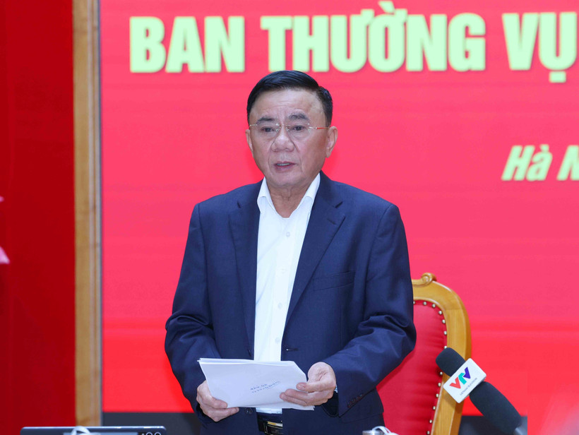 越共中央政治局委员、中央书记处常务书记、中央党机关党委书记陈锦秀主持会议。图自越通社