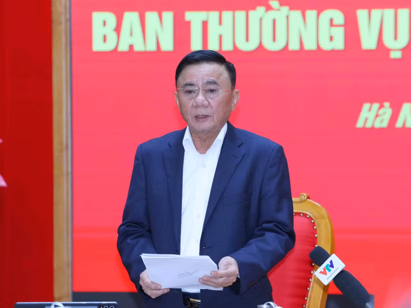 越共中央政治局委员、中央书记处常务书记、中央党机关党委书记陈锦秀主持会议。图自越通社