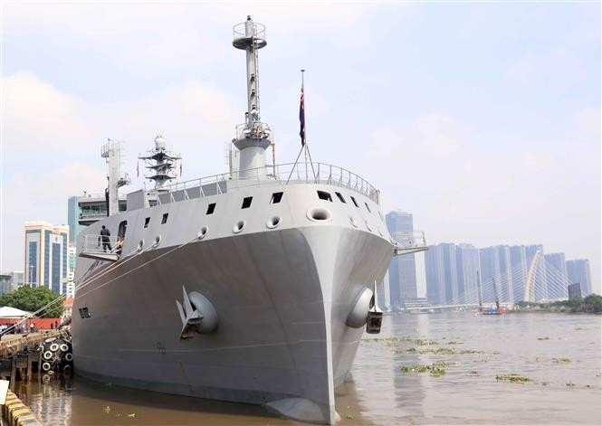 奥特亚罗瓦号补给舰（HMNZS Aotearoa） 抵达胡志明市龙屋—庆会国际港。图自越通社