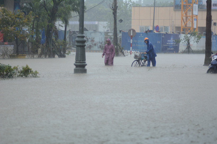 持续强降雨导致多条路段积水严重。图自越通社