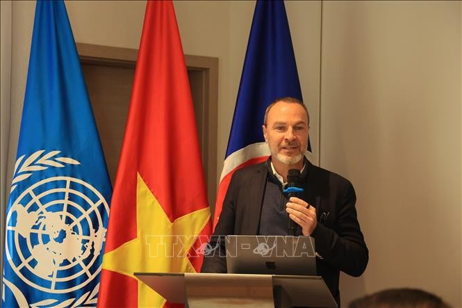 影响力投资与再生经济顾问艾默里克·荣格（Aymeric Jung）在会上发表讲话。图自越通社