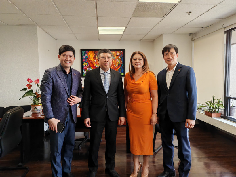 越南驻墨西哥大使阮文海与墨西哥—越南友谊友好小组新任主席安娜·卡琳娜·罗霍·皮门特尔和代表们合影。图自越通社