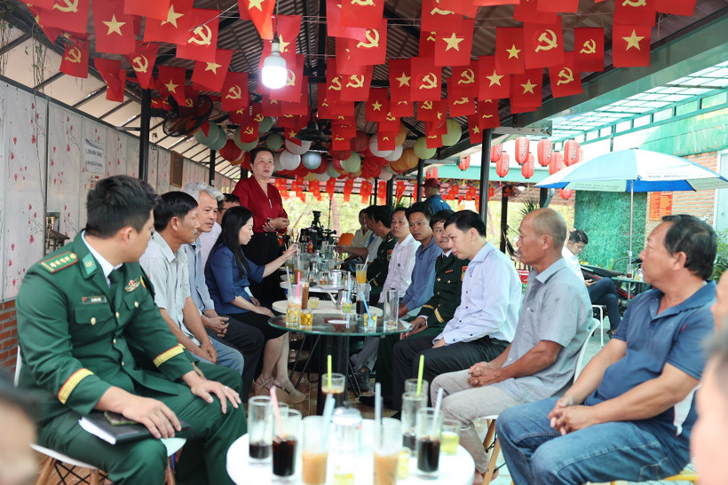 胡志明市福海乡人民委员会与福海边防哨所联合举办"与渔民共进早上咖啡"活动，旨在宣传动员渔民严格遵守渔业捕捞规定。图自越通社