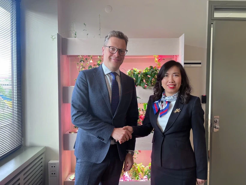 越南外交部副部长黎氏秋姮与爱沙尼亚外交部国务秘书马丁·罗杰高度。图自互联网