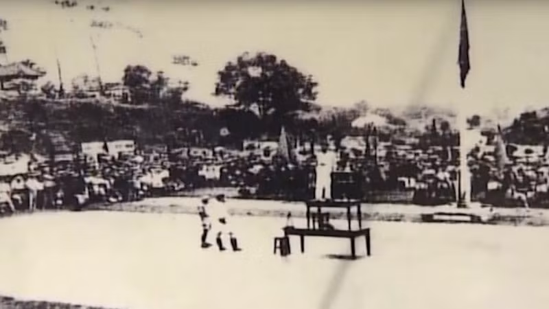 1945年8月20日下午，太原省广大群众在太原市镇体育场参加了一场大型集会。（图片来源：资料图/太原报）