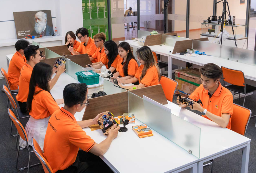 资料图：FPT大学生正在上课。图自越通社