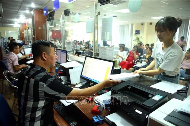 人民办理企业设立注册手续。图自越通社