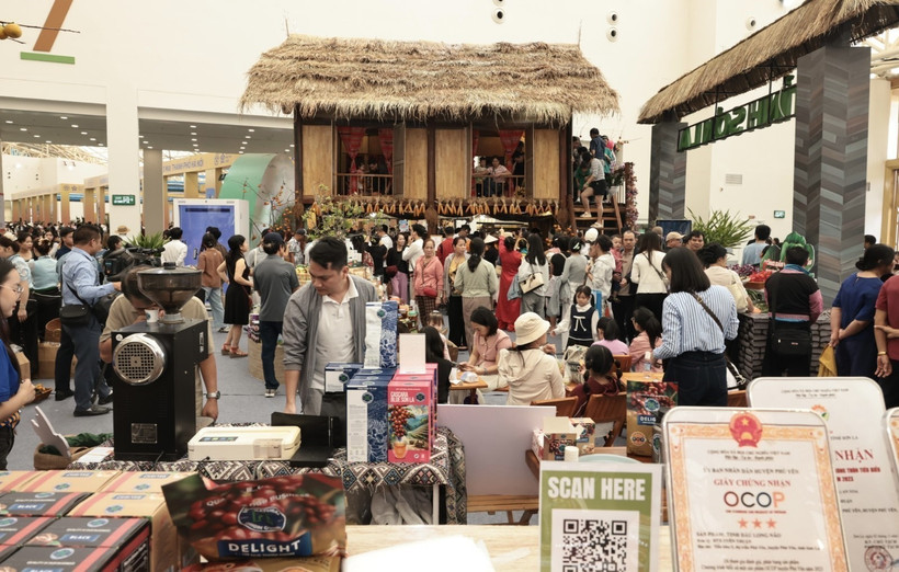 展会首个开放日参观的人群络绎不绝,现场热闹非凡。图自越通社