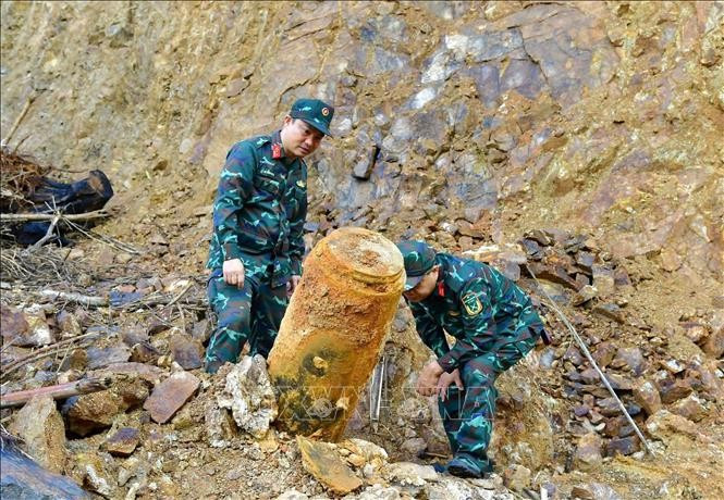 职能力量将炸弹转移到炸弹处理地点。图自越通社