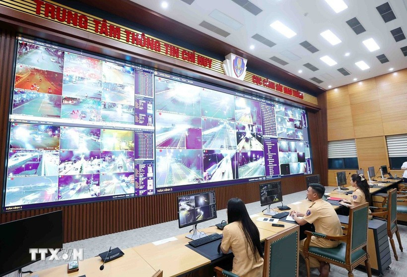 公安部交通警察局指挥信息中心通过人工智能摄像头全天24小时监控交通情况。图自越通社