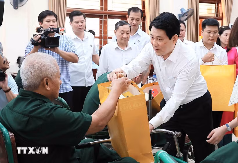 国家主席梁强向伤残军人赠送慰问品。图自越通社