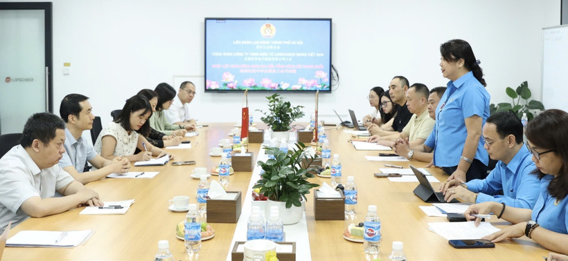 河内市劳动联合会与中华全国总工会法律工作部进行经验交流。图自越通社